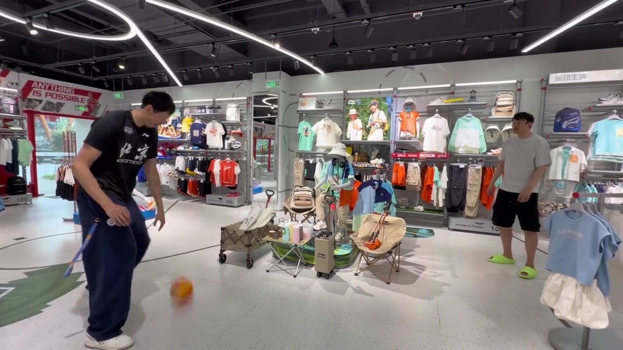 周琦与小丁搞怪玩球：今天不是糊糊涂涂 是更抽象的两个人